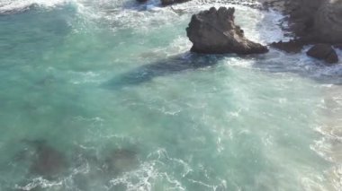 Kıyı şeridiyle kumsalda uçan insansız hava aracı