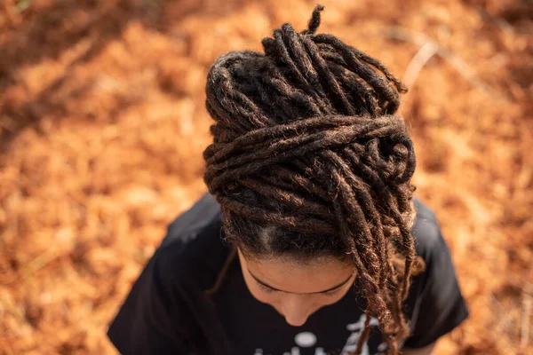 Hochwinkelaufnahme einer Frau mit Locs-Frisur — Stockfoto