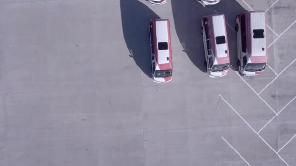 Drone vliegen over vloot van oude voertuigen — Stockvideo