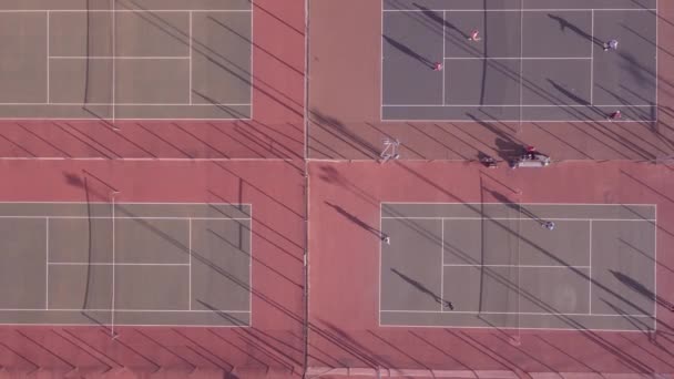 Drohnenflug vom Tennisplatz aus — Stockvideo