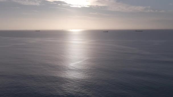 Luchtfoto van de oceaan met schepen gezien in de horizon — Stockvideo