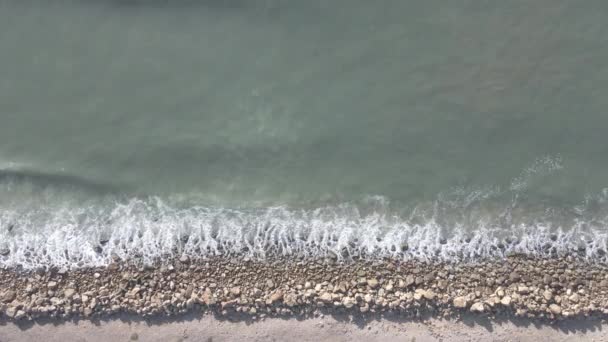 Flygfoto av vågor rusar in i stranden — Stockvideo