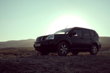 Kırım, Koktebel-06 Eylül 2020: Nissan X-Patikası Kırım 'ın güzel doğal alanlarında ilerliyor. Tuz gölleri ve dağlar