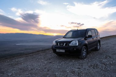Kırım, Koktebel-06 Eylül 2020: Nissan X-Patikası Kırım 'ın güzel doğal alanlarında ilerliyor. Tuz gölleri ve dağlar