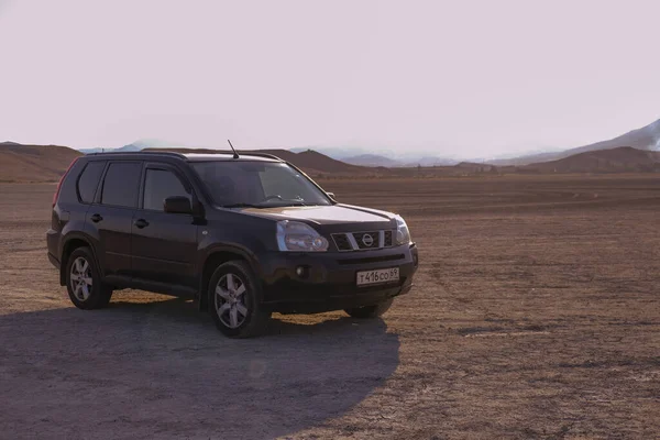 Kırım, Koktebel-06 Eylül 2020: Nissan X-Patikası Kırım 'ın güzel doğal alanlarında ilerliyor. Tuz gölleri ve dağlar