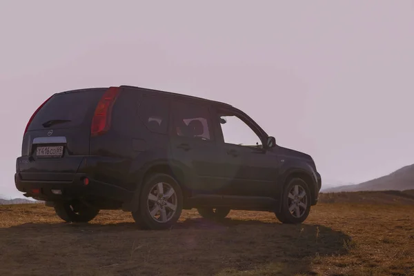 Kırım, Koktebel-06 Eylül 2020: Nissan X-Patikası Kırım 'ın güzel doğal alanlarında ilerliyor. Tuz gölleri ve dağlar
