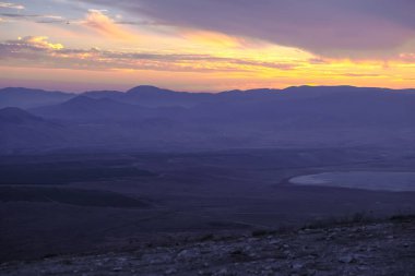 Kırım 'da dağ manzaralı gün batımı. Mavi dağlar ve parlak sarı güneş. manzara ve güzel arkaplan