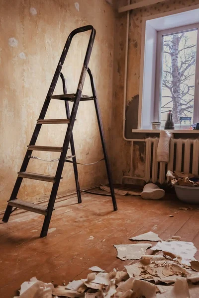 Uma Escada Uma Sala Com Papel Parede Removido Quarto Retro — Fotografia de Stock