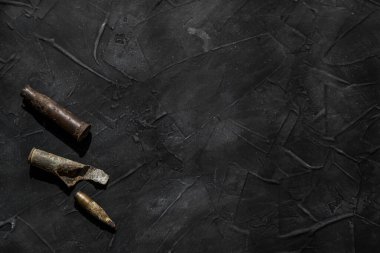 Zafer Günü tatili. Koyu arkaplan ve mermi kovanları. Korkunç bir mücadele ve fedakârlığın sembolü. Boşluğu kopyala