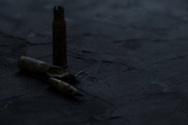 Zafer Günü tatili. Koyu arkaplan ve mermi kovanları. Korkunç bir mücadele ve fedakârlığın sembolü. Boşluğu kopyala