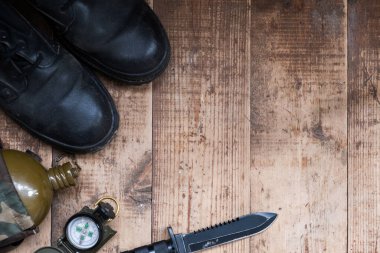 Koyu, ahşap bir arka planda kamp düzeni. Turizm konsepti, açık hava aktiviteleri.