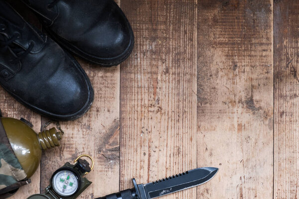 Расстановка вещей на темном деревянном фоне. Концепция туризма, мероприятия на открытом воздухе.