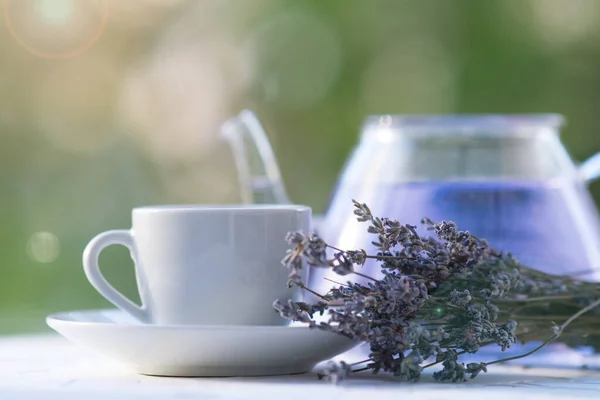 Bukiet Suszonej Lawendy Herbata Lawendowa Czajniku Filiżance Naturalnym Tle Herbata — Zdjęcie stockowe