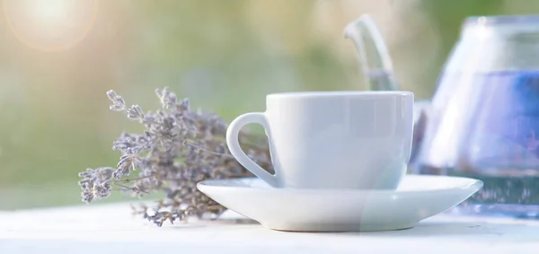 Bukiet Suszonej Lawendy Herbata Lawendowa Czajniku Filiżance Naturalnym Tle Herbata — Zdjęcie stockowe