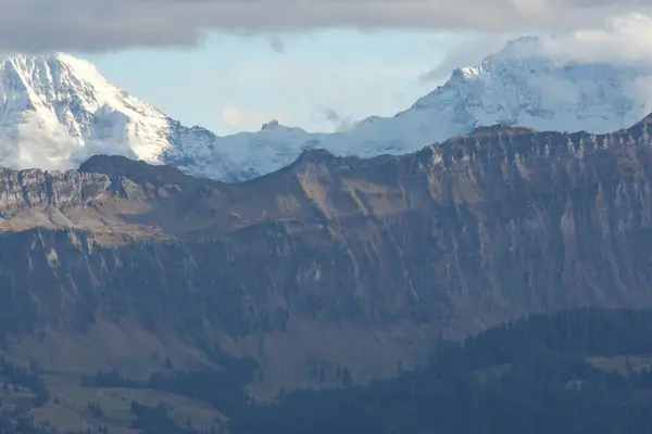 Szczyt Europy Jungfraujoch Malowniczym Pasmem Górskim Dramatycznymi Chmurami — Zdjęcie stockowe