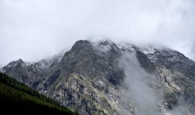 Ağustosta, sabahleyin, Anterselva vadisindeki Vedrette di Ries tepelerinde küçük kar parçacıkları.