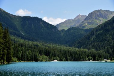 Anterselva Gölü 'ndeki İtalyan-Avusturya sınırının dağları deniz seviyesinden 1650 metre yükseklikte.