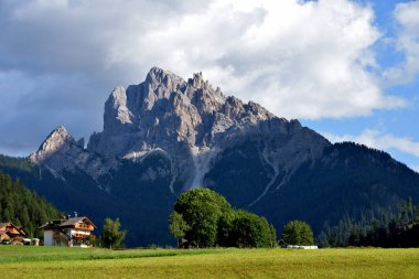 Vallandro tepelerindeki son güneş ışınları günün sonunda Val di Braies 'de