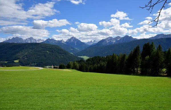 Tesido Kasabasının Ormanının Önündeki Yeşil Çayırlar Dolomite Tepelerinin Muhteşem Manzarası — Stok fotoğraf