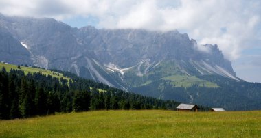 2599 metre yüksekliğindeki Walscher Halkasının kütlesi Passo delle Erbe 'den görüldü.