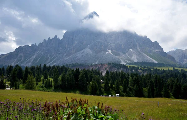 Passo Delle Erbe Pohled Sass Putia Trochu Zakrytý Mraky Dne — Stock fotografie