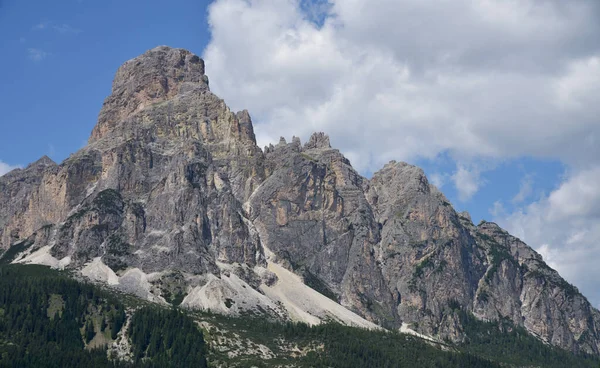 Badia 'nın Corvara şehrinin üzerinde yer alan Sassongher, 2665 metrelik yüksekliğiyle tipik bir Dolomite zirvesidir.