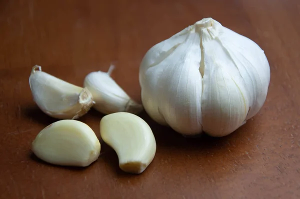 Garlic Clove Full Bulb Skin Skin Wood Table — Stock Photo, Image