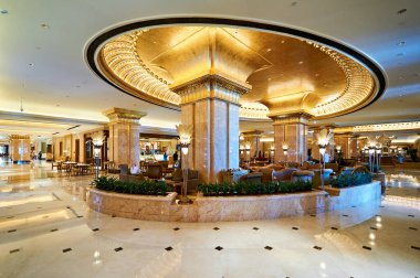 Konuklar Abu Dabi, Birleşik Arap Emirlikleri 'ndeki Emirlik Sarayı Oteli' nin zengin, altın süslü lobisinde dinleniyorlar..