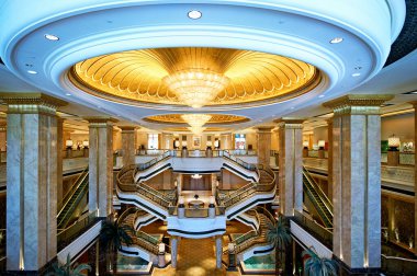 Abu Dabi, BAE 'deki Emirates Sarayı Oteli' nin büyük lobisinde mermer sütunlar, altın yapraklar ve büyük avizeler sergileniyor..