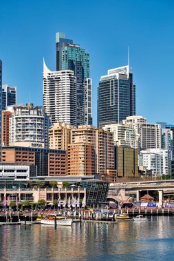 Sydney, Avustralya - Darling Harbour gökdeleninin önü açık bir günde teknelerle dolu.