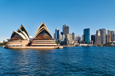 Sydney Opera Binası ve çevresindeki ufuk çizgisi Sydney, Avustralya 'da açık bir günde denizden görülür..