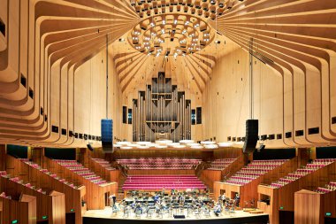Avustralya 'daki Sydney Opera Salonu' nun konser salonunda bir orkestra prova yapıyor..