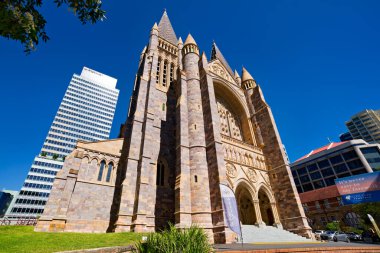 Brisbane, Avustralya 'daki St. John' s Katedrali, modern gökdelenlerin yanında duruyor, kentteki tarih ve ilerlemenin karışımını simgeliyor..