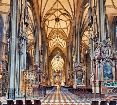 Avusturya 'nın Viyana kentindeki St. Stephen Katedrali' nin (Stephansdom) iç kesiminde çarpıcı Gotik mimarisi, kubbeli tavanları ve süslü sunakları sergilenmektedir..