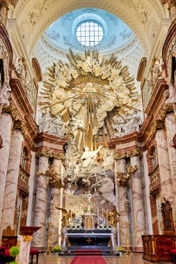 Avusturya, Viyana 'daki Karlskirche' nin muhteşem Barok sunağı Aziz Charles Borromeo 'nun melekler ve ilahi ışığın ortasındaki cennete yükselişini tasvir ediyor..