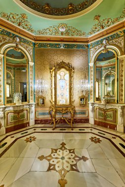 Ziyaretçiler İspanya 'nın Valencia kentindeki Ulusal Seramik ve Dekoratif Sanatlar Müzesi' nin içini keşfediyorlar. Süslü tasarım dikkat çekiyor..