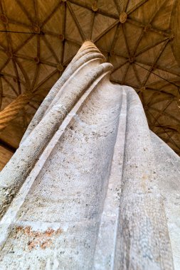 Ziyaretçiler Valencia 'daki Lonja de la Seda' nın ayrıntılı taş sütun ve tavan tasarımına hayran kaldılar. Tarihi konumda Gotik mimari sergileniyor.