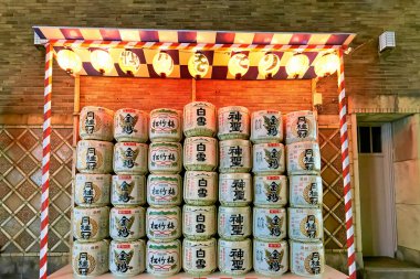 Gion, Kyoto 'da saki fıçıları üst üste dizilmiş. Fenerler yukarıda asılı durur ve gece boyunca sıcak bir parıltı yaratır..