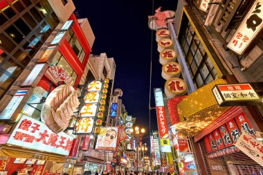 Osaka 'nın Dotonbori İlçesi, gün batımında ziyaretçileri ve yerlileri çeken birçok parlak tabela gösteriyor..