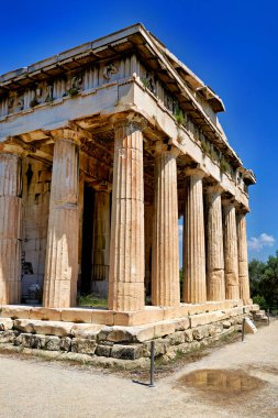 Ziyaretçiler Atina 'daki Antik Agora' daki Hephaestus Tapınağı 'nı keşfediyorlar. Yapıda antik Yunan mimarisi ve sütunları sergileniyor.