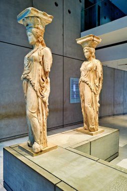 Atina 'daki Akropol Müzesi' nde iki süvari durağı. Antik Yunan sanat ve mimarisini modern bir ortamda sergiliyorlar.