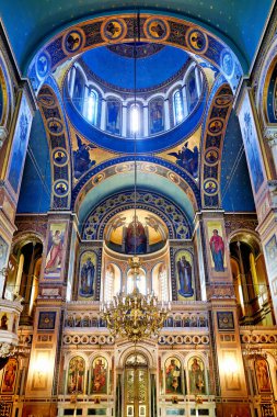 Atina 'daki Mitropolis Katedrali' nde güzel tasarım ve sanat eserleri sergileniyor. Ziyaretçiler kiliseyi keşfedebilir ve tarihi özelliklerini takdir edebilirler..