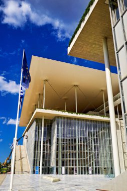 Bu yapı, modern mimari ve büyük cam pencerelerle Atina 'da duruyor. İnsanlar kültürel etkinliklerden ve etkinliklerden zevk almak için ziyaret ediyorlar.