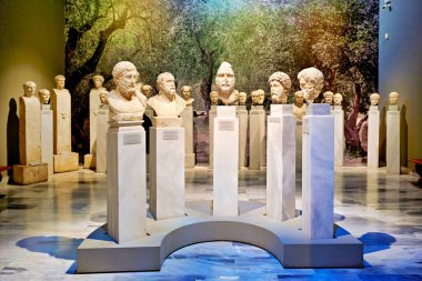 Ziyaretçiler Atina 'daki Ulusal Arkeoloji Müzesini gezerek, antik Yunan heykelleri ve büstlerini gün içinde sergilediler.