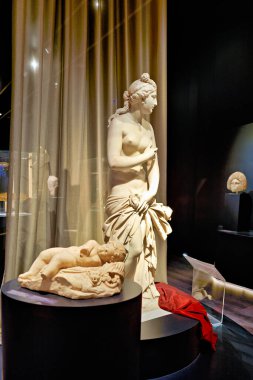 Ziyaretçiler Atina 'daki Ulusal Arkeoloji Müzesi' nde sergilenen antik heykelleri inceliyorlar. Sanat eserlerinde tarih ve kültür sergileniyor.