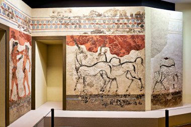 Tarihi duvar resimleri Atina 'daki Ulusal Arkeoloji Müzesi' ndeki figürleri ve atları gösteriyor. Birçok ziyaretçi sanata hayran..