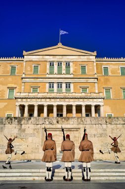 Syntagma Meydanı 'ndaki Yunan Parlamentosu önünde muhafızlar hazır bekliyor. Tören, Atina 'da eski bir geleneği simgeliyor.
