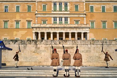 Yunanistan 'ın Sintagma Meydanı' nda Yunan Parlamentosu önünde düzenlenen nöbetçi değiştirme töreninde askerler sıraya dizildi.