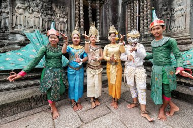 Geleneksel Apsara ve Hanuman kostümleriyle Kamboçyalı dansçılar Angkor Wat, Siem Reap, Kamboçya 'da poz vererek kültürel miraslarını sergiliyorlar..
