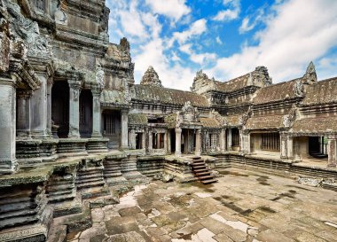Angkor Wat, Kamboçya: UNESCO 'nun Dünya Mirası sitesi olan antik Khmer tapınağı kompleksi, karmaşık taş mimarisi ve tarihi dini önemi sergiliyor.